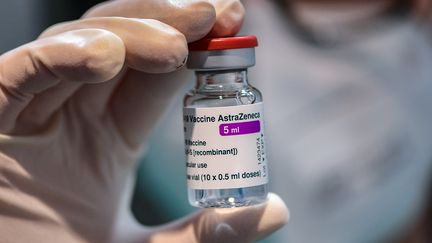 Le vaccin AstraZeneca contre le Covid-19, suspendu le 11 mars 2021 par le Danemark, la Norvège et l'Islande. (MIGUEL MEDINA / AFP)