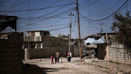 Dans une rue de Mossoul (Irak), le 25 février 2017. (ARIS MESSINIS / AFP)