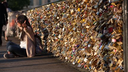 Des cadenas sur le pont des Arts, à Paris, en avril 2017. (GILLES TARGAT / AFP)