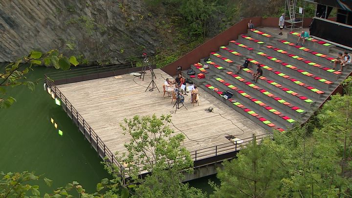 Une scène qui accueille toutes sortes de spectacles. En cas de mauvais temps, une solution de repli est proposée. (France 3 Auvergne)