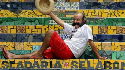 L'artiste chilien Jorge Selaron sur "son" célèbre escalier à Rio (2007). Il a été retrouvé mort dans le centre historique de la ville
 (Antonio Scorza / AFP)