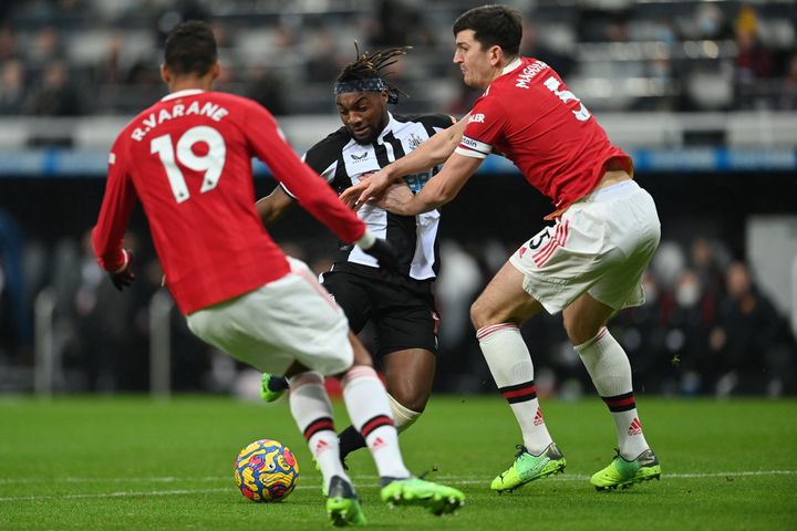 A Newcastle, le but d'Allan Saint-Maximin est venu d'une perte de balle de Raphaël Varane. (PAUL ELLIS / AFP)