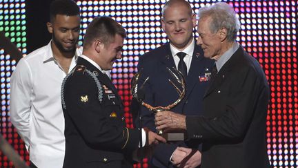 Clint Eastwood remet un "hero award" aux trois Américains (de gauche à droite, Anthony Sadler, Alek Skarlatos et Spencer Stone) qui ont empêché une attaque jihadiste dans le Thalys (4 juin 2016)
 (Chris Pizzello / AP / SIPA)