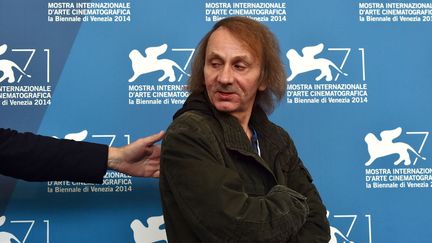 L'&eacute;crivain Michel Houellebecq pose lors d'un photocall avant la pr&eacute;sentation de son film "Near Death Experience" s&eacute;lectionn&eacute; au festival de Venise (Italie), le 1er septembre 2014. (GABRIEL BOUYS / AFP)