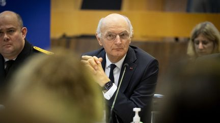 Le ministre de la Justice Didier Migaud avec les employés du tribunal judiciaire de Versailles (Yvelines), le 25 octobre 2024. (SERGE TENANI / HANS LUCAS VIA AFP)