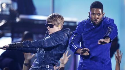 Justin Bieber (&agrave; G.) et Usher sur la sc&egrave;ne des Grammy Awards &agrave; Los Angeles (Californie) le 13 f&eacute;vrier 2011. (LUCY NICHOLSON / REUTERS)