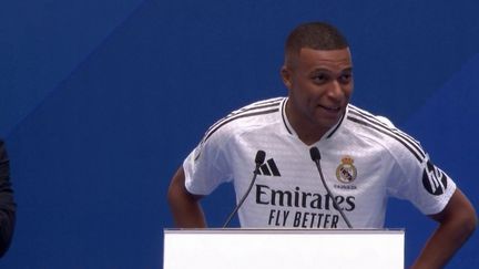 Kylian Mbappé est madrilène. La star française a été présentée aux supporters du Real Madrid au sein du stade Santiago Bernabeu, mardi 16 juillet. (France 2)