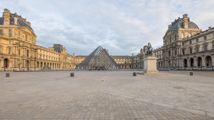 La place devant la pyramide du Louvre, à Paris, le 9 octobre 2020.&nbsp; (SANDRINE MARTY / HANS LUCAS)