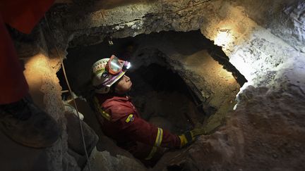 Le 18 avril 2016 à Manta, en Equateur, un secouriste recherche des rescapés après le séisme de magnitude 7,8 qui a secoué le pays. (LUIS ACOSTA / AFP)