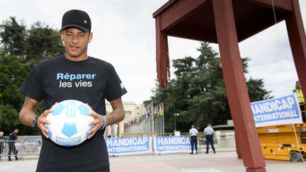 Neymar jongle sur une chaise géante