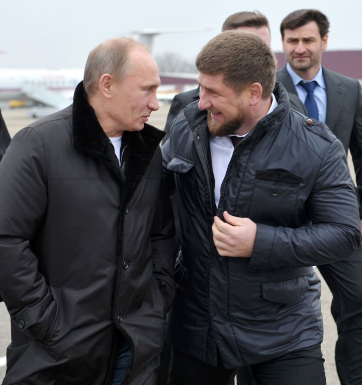 Ramzan Kadyrov accueille Vladimir Poutine, alors Premier ministre russe, le 20 décembre 2011 à Goudermes, en Tchétchénie. (ALEKSEY NIKOLSKYI / AFP)