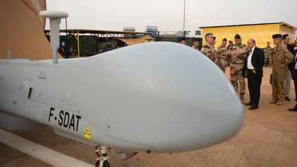 Le ministre de la D&eacute;fense Jean-Yves Le Drain (C) devant un drone Harfang, le 26 avril 2013 &agrave; Niamey au Niger.&nbsp; (MARTIN BUREAU / AFP)