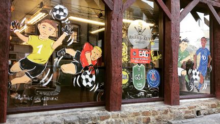 Certains commerçants de Pontivy soutiennent en vitrine les deux clubs de la ville (PAULINE PENNANEC'H / FRANCE-BLEU BREIZH IZEL)