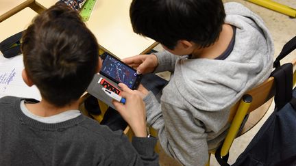 L'usage du téléphone portable en classe dans les collèges est désormais interdit.&nbsp; (JEAN MICHEL MART / MAXPPP)