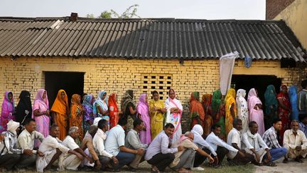 Des Indiens font la queue devant un bureau de vote &agrave; Jaunpur (Inde), le 12 mai 2014. (RAJESH KUMAR SINGH / AP / SIPA)