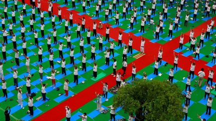 Séance collective de yoga à&nbsp;Chandigarh, en Inde, pour la Journée internationale du yoga, le 21 juin 2018.&nbsp; (AJAY VERMA / REUTERS)