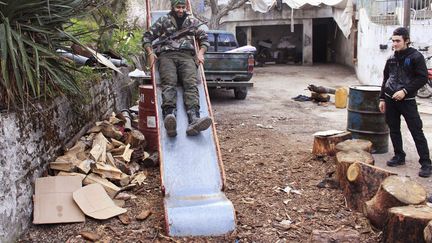 Des soldats de l'Arm&eacute;e syrienne libre se d&eacute;tendent &agrave;&nbsp;Lattaqui&eacute; (Syrie), le 24 f&eacute;vrier 2014. (REUTERS)