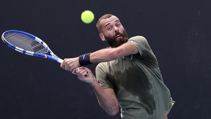 Le Français&nbsp;Benoît Paire, lors de son match de permier tour à l'Open d'Australie, le 18 janvier 2022. (MARTIN KEEP / AFP)