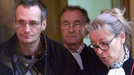 Le tueur en s&eacute;rie Francis Heaulme s'entretient avec son avocate Liliane Glock, le 19 novembre 2002, au palais de justice de Nancy (Meurthe-et-Moselle). (JEAN-CHRISTOPHE VERHAEGEN / AFP)