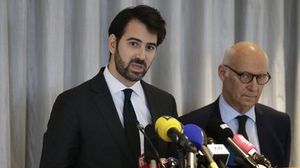 Antonin Lévy (gauche) et&nbsp;Pierre Cornut-Gentille, les avocats du couple Fillon, lors d'une conférence de presse, à Paris, le 9 février 2017. (GEOFFROY VAN DER HASSELT / AFP)