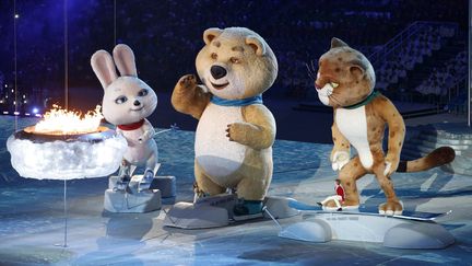 Les trois mascottes, de taille gigantesque, sont arriv&eacute;es, patinant ou skiant, et l'une d'entre elles, l'ours polaire, a souffl&eacute; sur la flamme qui br&ucirc;lait devant lui, provoquant l'extinction de la flamme olympique situ&eacute;e dans la vasque &agrave; l'ext&eacute;rieur du stade. &nbsp; (GRIGORY DUKOR / REUTERS)