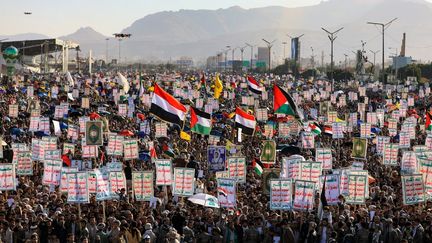 Des Yéménites manifestent pour dénoncer les frappes israéliennes et en solidarité avec la Palestine, à Sanaa (Yémen), le 27 décembre 2024. (MOHAMMED HUWAIS / AFP)