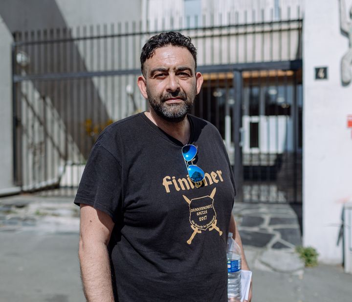 Kamel Belferoum pose à Garges-lès-Gonesse (Val-d'Oise), le 23 mars 2022. (PIERRE MOREL / FRANCEINFO)