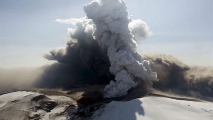 Le nuage de cendres provenant du volcan islandais Eyjafjöll (AFP)