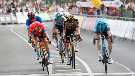 A droite, Ion Izaguirre (Astana) vainqueur d'un boyau de la 4e étape du Tour du Pays basque, le 8 avril 2021 (JAVIER ETXEZARRETA / EFE)