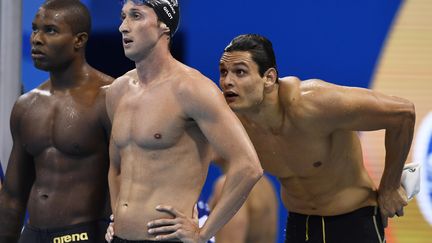 Les relayeurs français Mehdi Metella, Fabien Gilot et Florent Manaudou lors de la finale olympique du 4x100m nage libre (GABRIEL BOUYS / AFP)