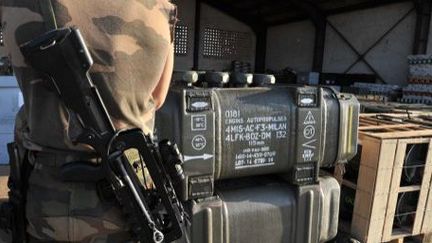 Soldats français du 2e Régiment d'infanterie de Marine sur une base aérienne au Mali, le 14 janvier 2013, avant leur déploiement dans le nord du pays.  (AFP PHOTO / ISSOUF SANOGO)