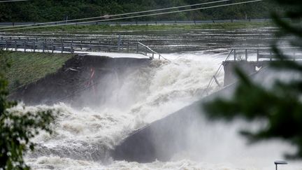 Une route inondée à proximité de la centrale électrique de Braskereidoss en Norvège, le 9 août 2023. (CORNELIUS POPPE / NTB / AFP)