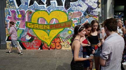 La grande parade s'est arrêtée lundi 28 août pour une minute de silence en hommage aux victimes de l'incendie de la tour Grenfell, à Londres.
 (TOLGA AKMEN / AFP)