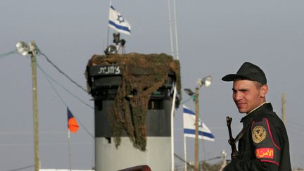 Un garde-fronti&egrave;re egyptien &agrave; Karm Abou Salem, &agrave; la fronti&egrave;re entre l'Egypte et Isra&euml;l.&nbsp; (CRIS BOURONCLE / AFP)