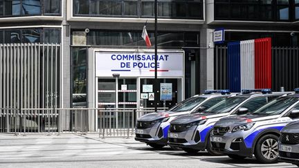 Le commissariat de Courbevoie, dans les Hauts-de-Seine, le 4 août 2024. (ERIC BERACASSAT / AFP)