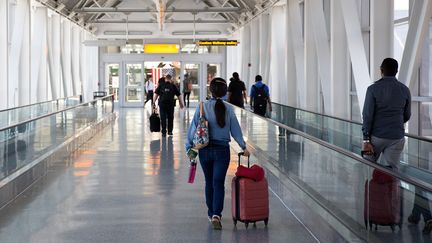 Des voyageurs à l'aéroport John F. Kennedy, à New York (Etats-Unis), le 30 juin 2016. (DREW ANGERER / GETTY IMAGES NORTH AMERICA / AFP)