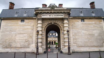 La fa&ccedil;ade de l'h&ocirc;pital de la Piti&eacute;-Salp&ecirc;tri&egrave;re, &agrave; Paris, le 24 juillet 2009. (BENJAMIN GAVAUDO / AFP)