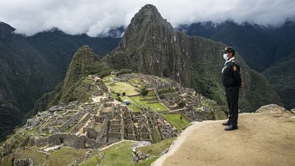 Un policier sur le site du Machu Picchu, à Cusco, Pérou, le 1er novembre 2020 lors de la réouverture du site aux touristes (ERNESTO BENAVIDES / AFP)