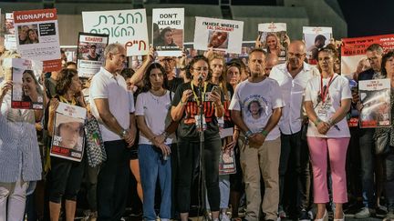 Les familles des otages prennent la parole lors d'un rassemblement pour mettre la pression sur le gouvernement israélien, le samedi 28 octobre 2023 à Tel-Aviv. (DIMA VAZINOVICH / MIDDLE EAST IMAGES)