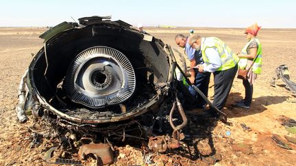 Des enqu&ecirc;teurs &eacute;gyptiens scrutent des d&eacute;bris de l'avion russe tomb&eacute; dans le Sina&iuml;&nbsp;&eacute;gyptien, le 31 octobre 2015. (  MAXPPP)