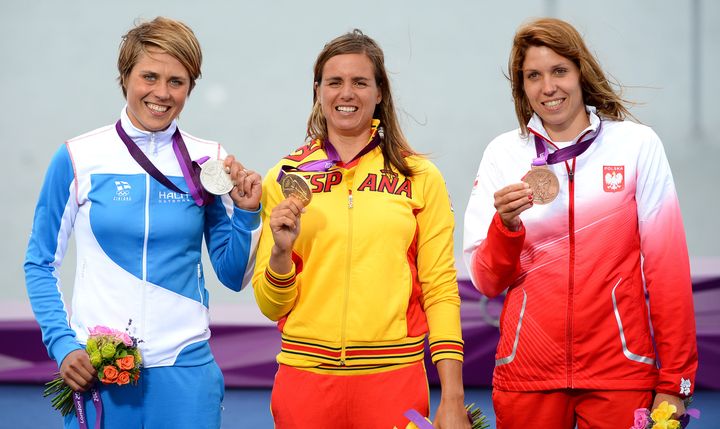 La Polonaise&nbsp;Zofia Noceti-Klepacka (D) pose avec sa m&eacute;daille de bronze en planche &agrave; voile, &agrave; Londres (Royaume-Uni), le 7 ao&ucirc;t 2012. (WILLIAM WEST / AFP)