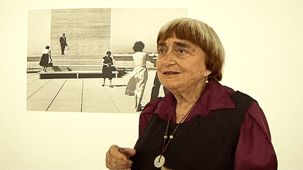 Agnès Varda devant l'une de ses photographies 
 (France 3 Provence-Alpes)