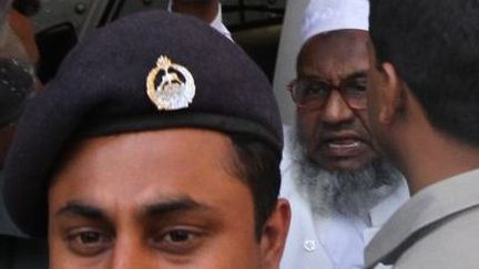 Abdul Quader Molla, le N°4 du parti islamiste bangladais Jamaat-e-Islami, arrive à la prison centrale de Dacca, au Bangladesh, le 5 février 2013.  (AFP PHOTO/STR )