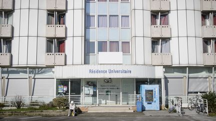 Un des bâtiments de la résidence universitaire de Nanterre, le 11 février 2021. Certains étudiants dénoncent l'insalubrité de leur logement. (JACOPO LANDI / HANS LUCAS)