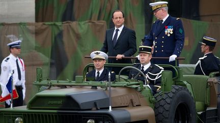 Le pr&eacute;sident Fran&ccedil;ois Hollande et l'Amiral Edouard Guillaud passent les troupes en revue sur les Champs-Elys&eacute;es, &agrave; Paris, le 14 juillet 2012. (BERTRAND LANGLOIS / AFP)