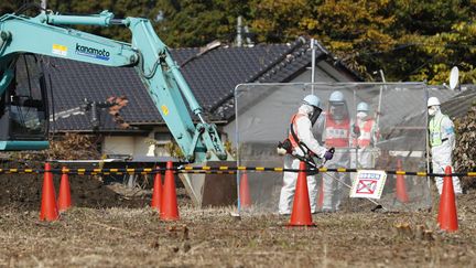 Un chantier de construction de réservoirs pour stocker des matières radioactives extraites du sol près de Fukushima (Japon), en novembre 2016. (Kyodo News / MAXPPP)