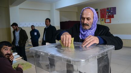 Un homme vote à Diyarbakir&nbsp;le 31 mars,&nbsp;lors d'élections municipales organisées en Turquie dans 30 municipalités métropolitaines, 51 chefs-lieux de province&nbsp;et plus de 900 districts. (ILYAS AKENGIN / AFP)