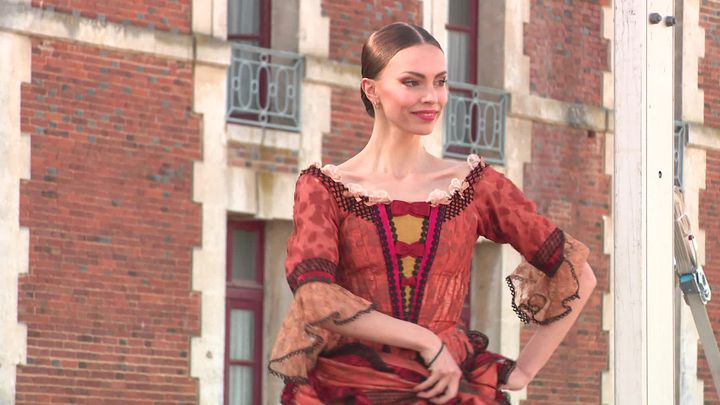 Sept danseurs et danseuses de l'opéra de Paris participent au projet "Les étoiles au château" (France 3 Normandie)