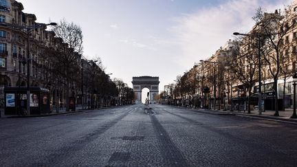 L'avenue des Champs-Elysées à Paris, le 22 mars 2020, sixième jour du confinement&nbsp;en réaction à la pandemie de Covid-19.&nbsp; (PHILIPPE LABROSSE / HANS LUCAS / AFP)