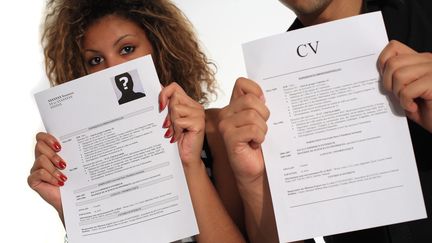 Une femme et un&nbsp; homme présentent leur CV. (PHILIPPE TURPIN / MAXPPP)